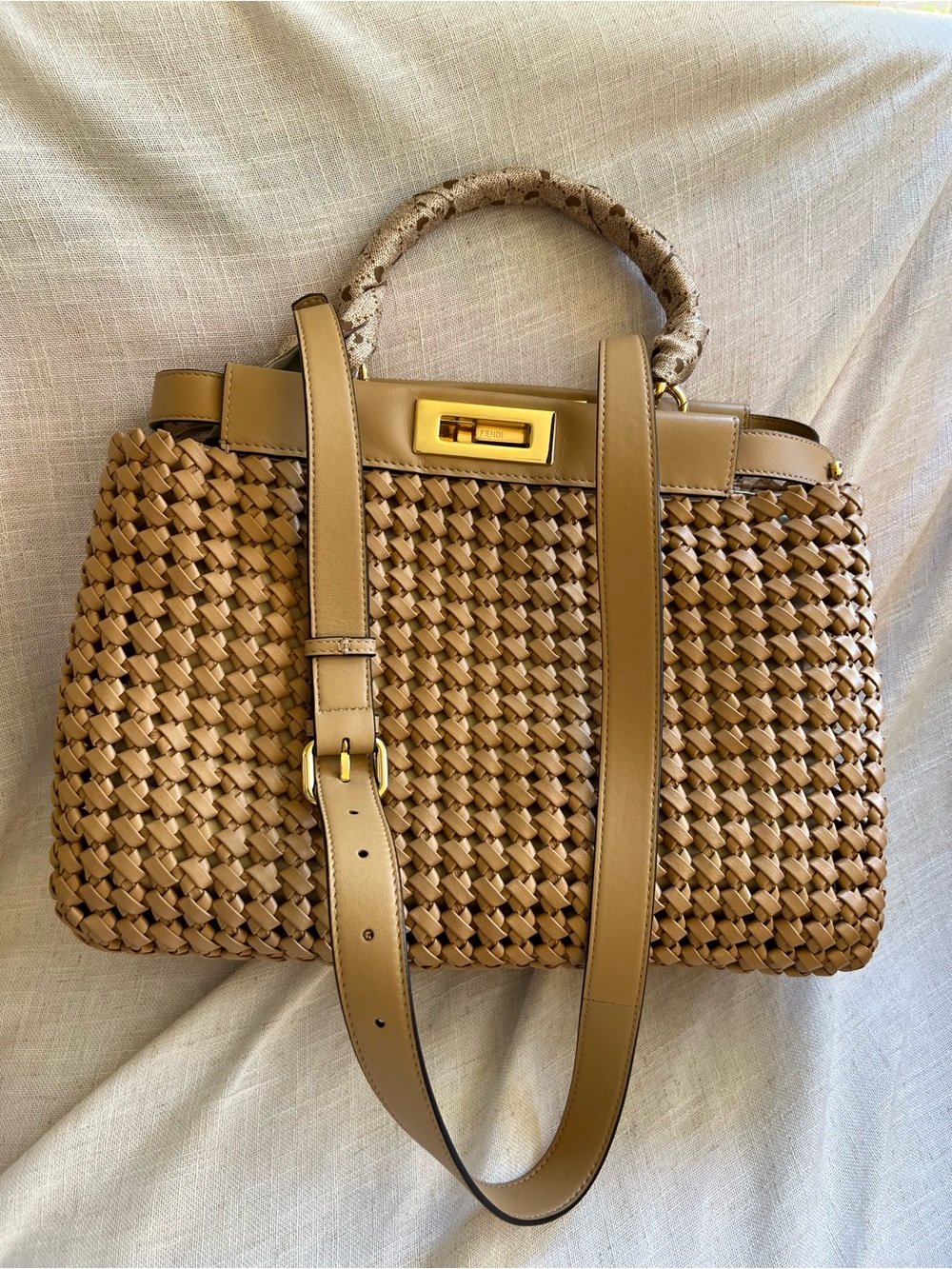 Fendi Peekaboo Bag
Beige Woven / Braided Leather GHW
Size 35 x 25 x 12 cm